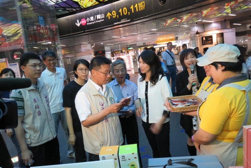 來賓試吃餅乾。（圖／高雄市勞工局提供） 