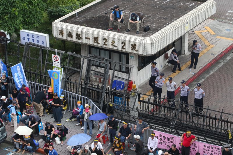 20170419立法院.審查年改法案.監督年金改革行動聯盟動員抗議.(陳明仁攝) 20170419立法院.審查年改法案.監督年金改革行動聯盟動員抗議.(陳明仁攝)