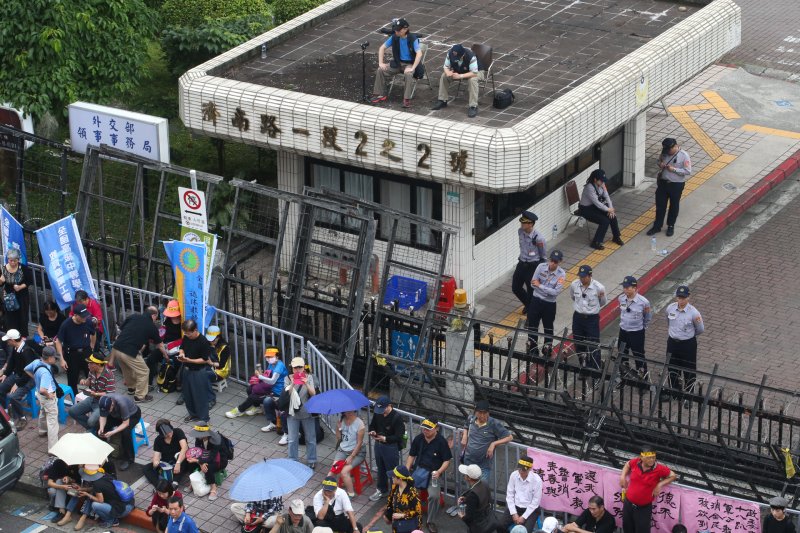 20170419立法院.審查年改法案.監督年金改革行動聯盟動員抗議.(陳明仁攝)