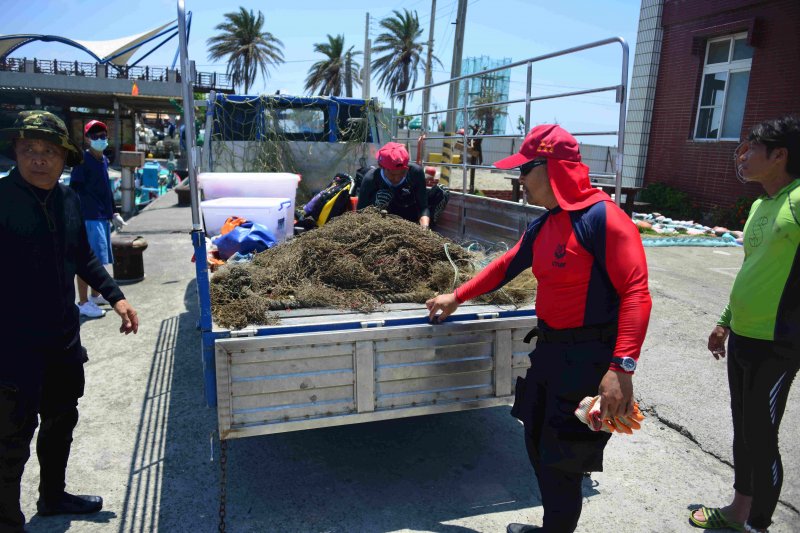 活動共清理了約27公斤垃圾，清理的垃圾種類以漁網最多，其他還有釣具及鉛塊等。（圖／高雄市海洋局提供）   