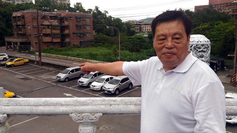 議員為附近社區住戶請命,希望建立體停車場。(圖/張毅攝) 議員為附近社區住戶請命,希望建立體停車場。(圖/張毅攝)