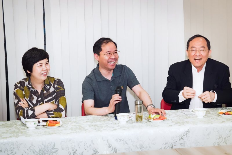 江蘇盱眙縣委書記梁三元(中)、盱眙縣副縣長雍梅(左)及鼎運旅遊集團 執行長章致遠(右)就兩岸旅遊及共同推廣盱眙旅遊進行交流。(圖/蔡富丞攝) 江蘇盱眙縣委書記梁三元(中)、盱眙縣副縣長雍梅(左)及鼎運旅遊集團 執行長章致遠(右)就兩岸旅遊及共同推廣盱眙旅遊進行交流。(圖/蔡富丞攝)