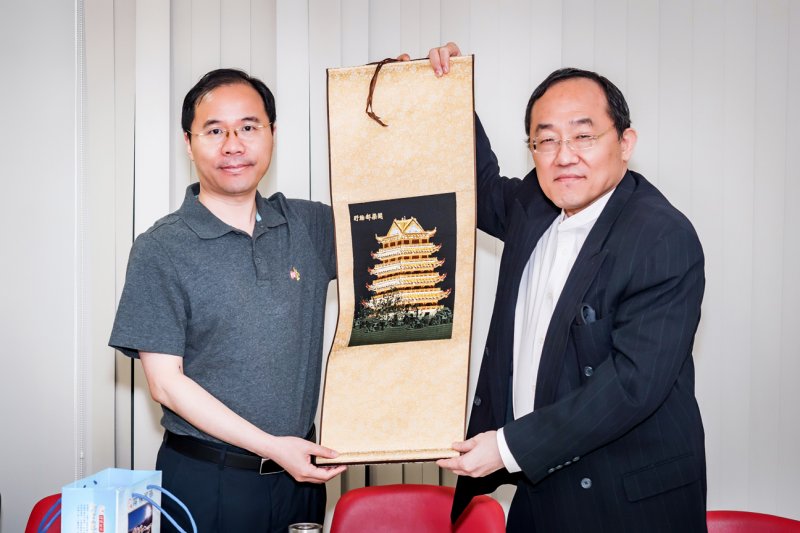 江蘇盱眙縣委書記梁三元(中)、盱眙縣常委張柏(右一)、盱眙縣副縣長雍梅(左二)及盱眙縣台灣同胞聯誼會會長(左一)陳建華一行人以「生命健康」為主題來台進行文化、經貿、旅遊等多方面的交流活動,21日拜訪鼎運旅遊。(圖/蔡富丞攝) 江蘇盱眙縣委書記梁三元(中)、盱眙縣常委張柏(右一)、盱眙縣副縣長雍梅(左二)及盱眙縣台灣同胞聯誼會會長(左一)陳建華一行人以「生命健康」為主題來台進行文化、經貿、旅遊等多方面的交流活動,21日拜訪鼎運旅遊。(圖/蔡富丞攝)
