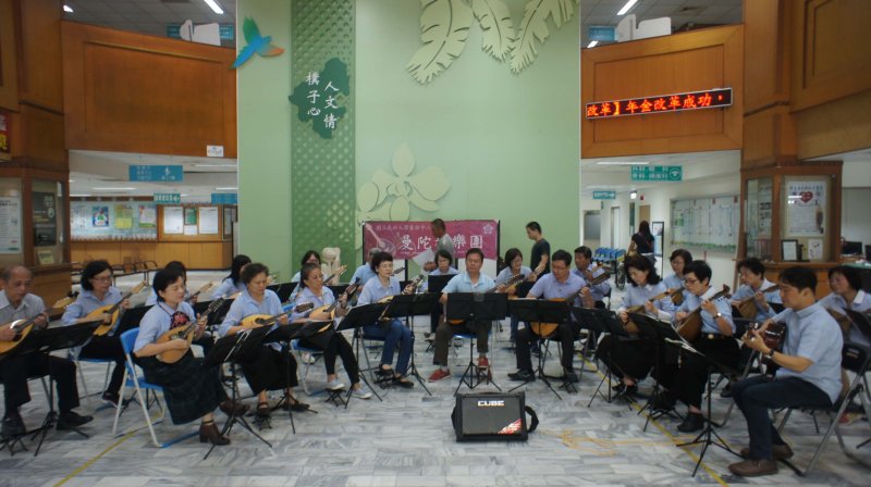 曼陀林樂團精湛演奏實力、樂器優雅的外型和純美的音色，聽眾讚譽有加。〔圖／朴子醫院提供〕