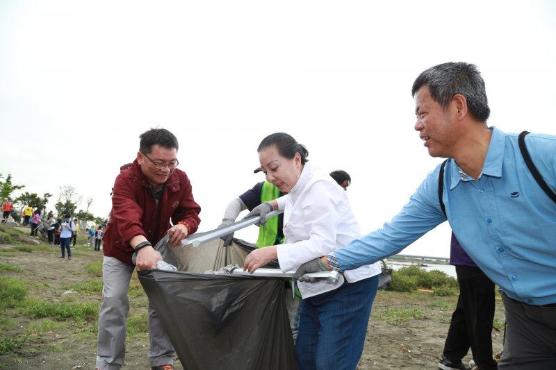 縣長張花冠率隊淨灘，擦亮高跟鞋教堂週邊環境。（圖／謝敏政攝）