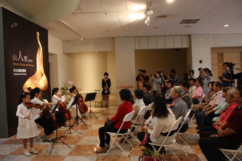 《山人型──吳志能雕塑個展》開幕現場音樂表演。（圖／高雄市市立美術館提供）   