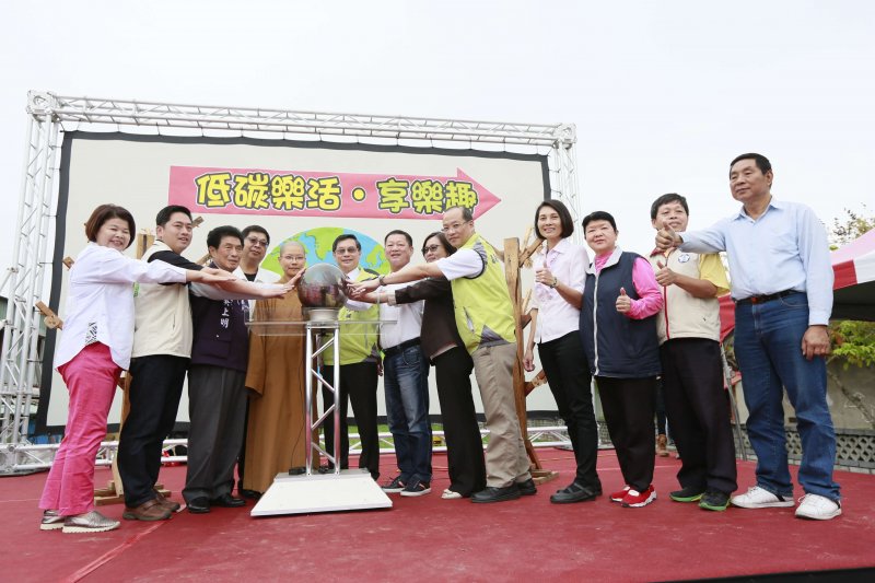 愛地球低碳樂活創造綠能走向非核家園，市長涂醒哲推動陽光屋頂萬座開始。（圖／嘉義市政府提供）