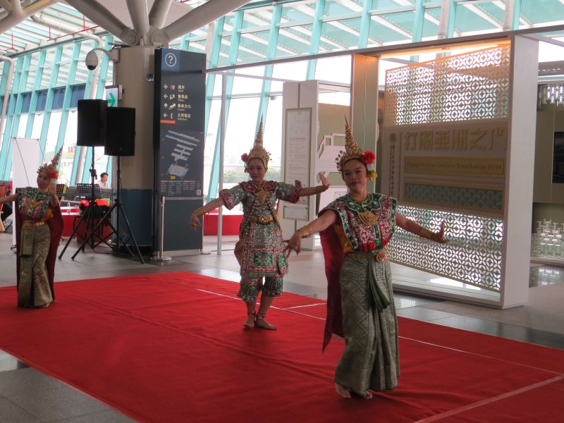 「打開亞洲之門」記者會由四面泰傳舞團的泰國傳統舞蹈表演開場。（圖／謝敏政攝）