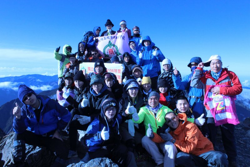 新竹高啇28位親師生完成玉山攻頂祈福壯舉,希望為今年考生帶來無敵且無懼的勇氣與信心。(圖/國立新竹高商提供) 新竹高啇28位親師生完成玉山攻頂祈福壯舉,希望為今年考生帶來無敵且無懼的勇氣與信心。(圖/國立新竹高商提供)