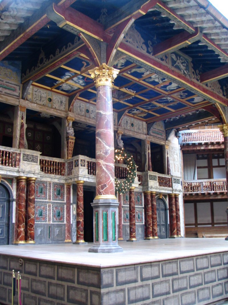 重建的環球劇場舞台(Wikipedia/Public Domain) 重建的環球劇場舞台(Wikipedia/Public Domain)
