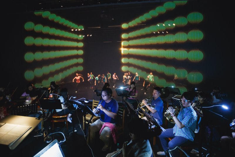 《那段秘境旅程》將以一個迷人又華麗炫爛的幻想世界，並融合東方色彩與高雄印象的故事情節和視覺元素。「青年樂舞計劃」樂舞共演自製節目《那段秘境旅程》排練照。（圖／高雄市文化局提供）