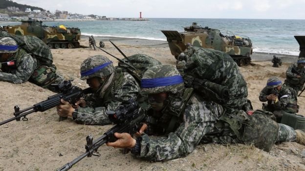 4月2日美、韓軍隊在韓國浦項進行聯合軍事演習。中國擔心薩德會導致韓國進一步加強和美日的軍事同盟。(BBC中文網) 4月2日美、韓軍隊在韓國浦項進行聯合軍事演習。中國擔心薩德會導致韓國進一步加強和美日的軍事同盟。(BBC中文網)