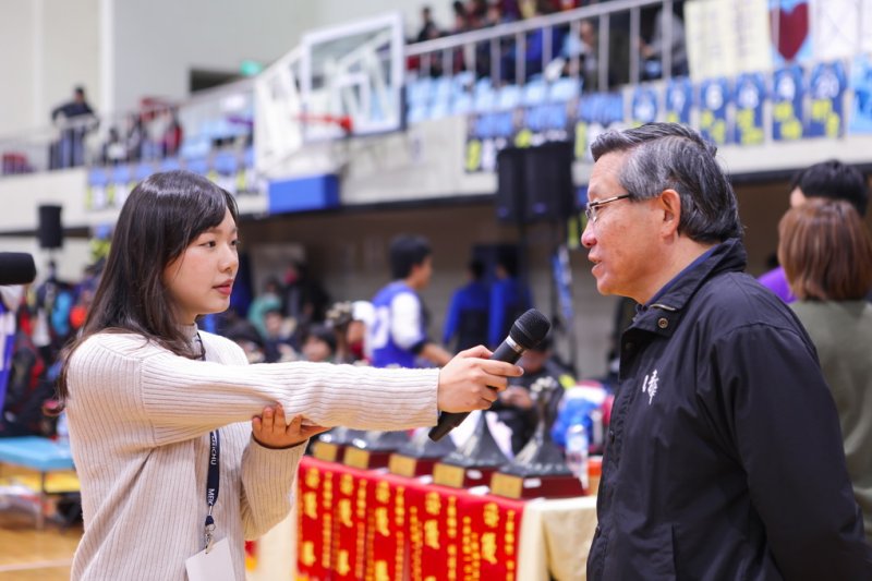 「清一下」校園記者曾在今年梅竹賽中影音專訪清大校長賀陳弘。（圖／國立清華大學提供）