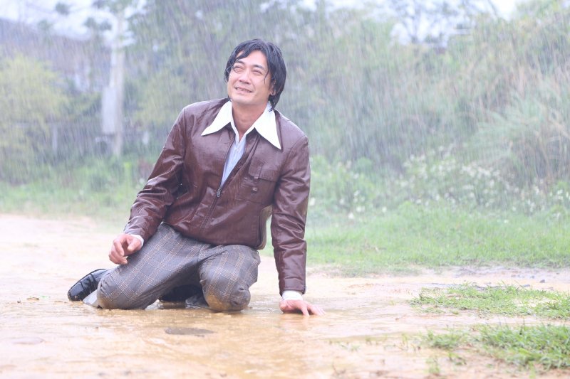 種種社會價值的挫敗與情感無法得到滿足,在注射速賜康中尋找平靜也不難理解,但社會能理解俊龍或理解毒癮者、甚至給予「真正的」協助嗎?(圖/外鄉女提供) 種種社會價值的挫敗與情感無法得到滿足,在注射速賜康中尋找平靜也不難理解,但社會能理解俊龍或理解毒癮者、甚至給予「真正的」協助嗎?(圖/外鄉女提供)