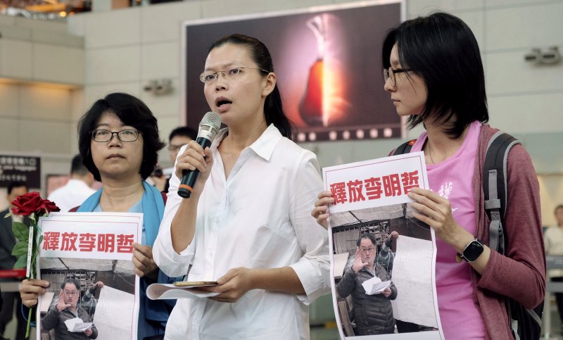 2017年4月10日,李明哲妻子李凈瑜赴北京救夫無法成行,在桃園國際機場召開記者會,左起:鄭秀娟、李凈瑜、邱伊翎(AP) 2017年4月10日,李明哲妻子李凈瑜赴北京救夫無法成行,在桃園國際機場召開記者會,左起:鄭秀娟、李凈瑜、邱伊翎(AP)