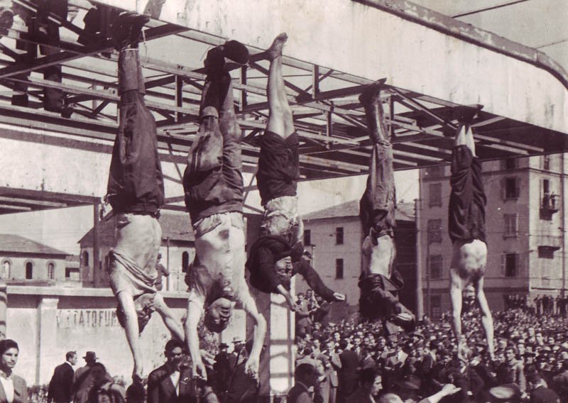 1945年4月29日墨索里尼與他的情婦貝塔西的屍體被弔起示眾。(維基百科公有領域) 1945年4月29日墨索里尼與他的情婦貝塔西的屍體被弔起示眾。(維基百科公有領域)