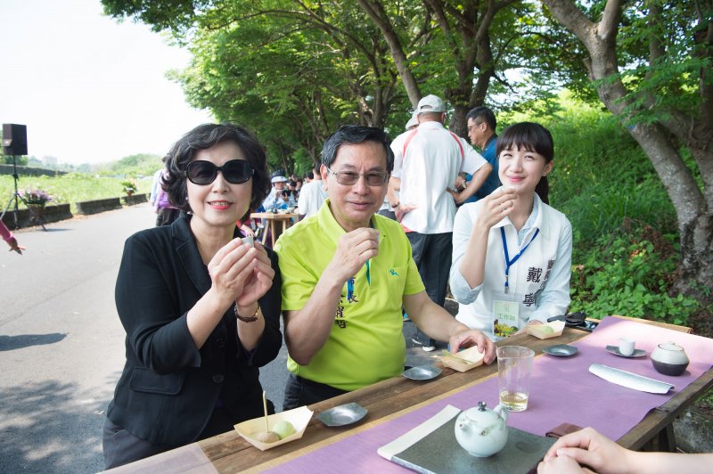 涂市長與會貴賓們搭乘森林鐵路抵達圓林仔臨時月台，體驗茶文化之風韻。（圖／嘉義市政府提供）