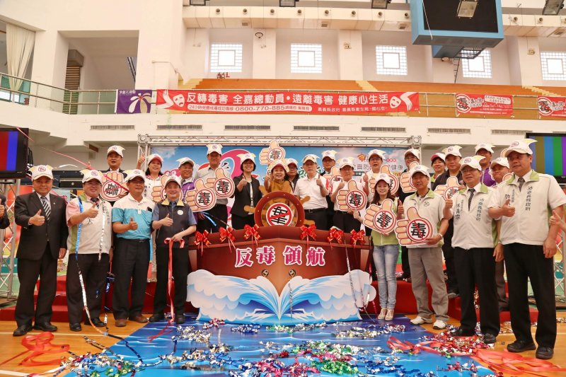 張花冠縣長邀請反毒領頭羊角色帶領民眾和學生加入反毒行列。（圖／嘉義縣政府提供〕