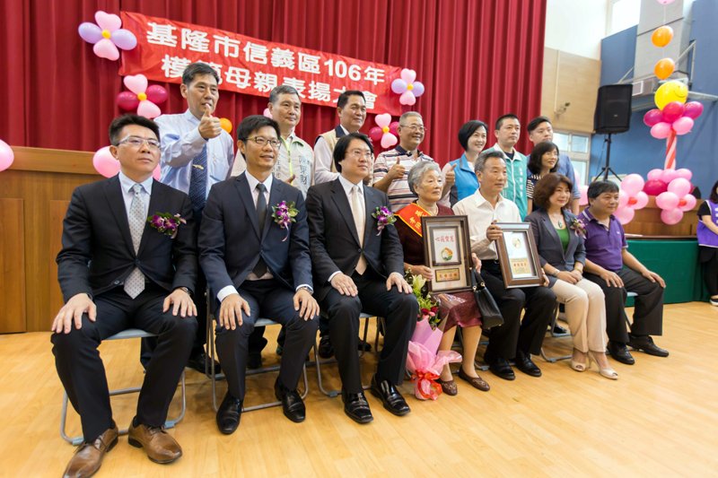 林右昌市長與受表揚的模範母親合影。(圖/張毅攝) 林右昌市長與受表揚的模範母親合影。(圖/張毅攝)