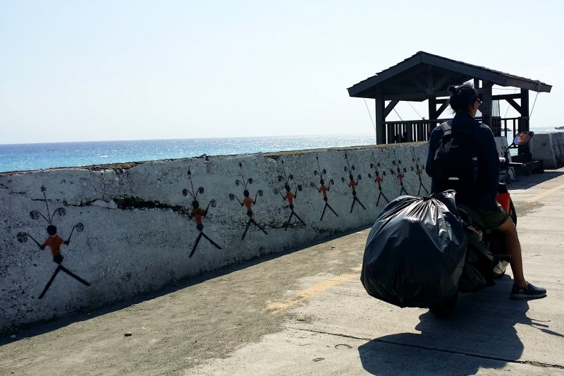 越來越多遊客在回程時會攜帶島上垃圾回本島丟棄、保護蘭嶼環境。（圖／俞嘉琦　拍攝）