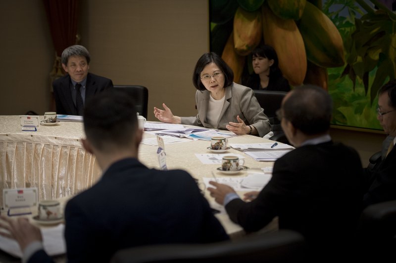 蔡英文總統5日在總統府,接受印度、印尼、馬來西亞、菲律賓、新加坡、泰國等南亞及東南亞國家媒體聯訪。(總統府提供) 蔡英文總統5日在總統府,接受印度、印尼、馬來西亞、菲律賓、新加坡、泰國等南亞及東南亞國家媒體聯訪。(總統府提供)