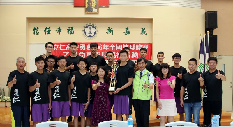 立仁高中男子籃球隊去年參賽連前八強都未打進，今年奮發圖強打進全國決賽。（圖／嘉義市政府提供）