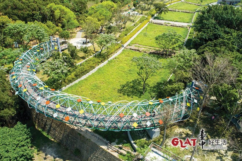 鰲峰山公園內的鰲峰玉帶橋是一座天空步道。(圖/台中好生活提供) 鰲峰山公園內的鰲峰玉帶橋是一座天空步道。(圖/台中好生活提供)