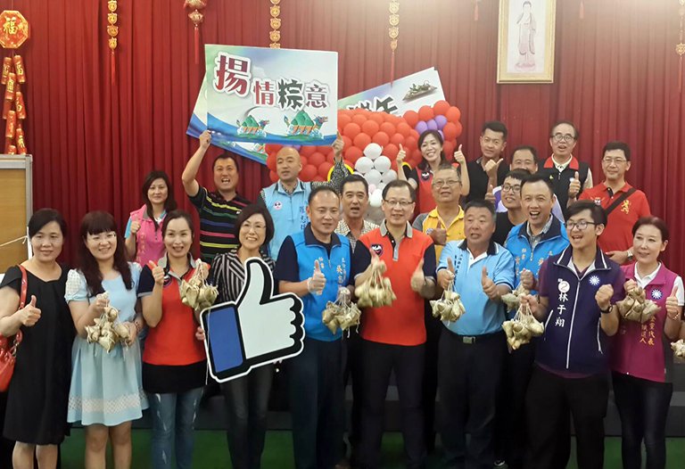 立委吳志揚捐贈600顆粽子並一起包粽子提早過端午。（圖／范文濱攝）