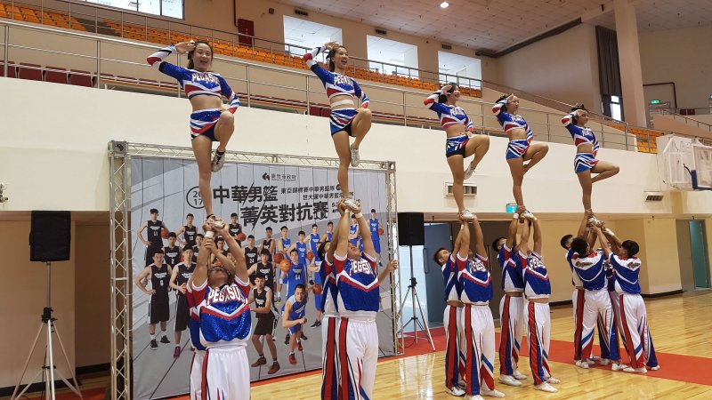 在國際賽屢創佳績的中華大學競技啦啦隊，為「中華男籃菁英對抗賽」暖身記者會熱場。（圖／方詠騰攝）