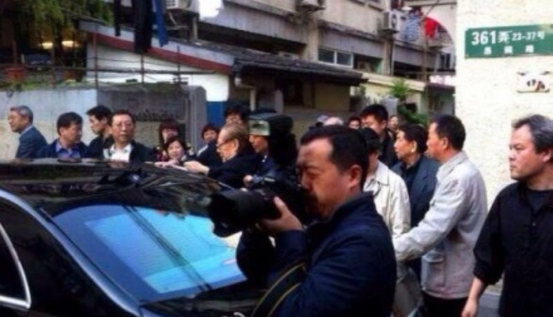 2014年江澤民到上海靜安區愚谷村探望表妹視頻在網路流傳。 2014年江澤民到上海靜安區愚谷村探望表妹視頻在網路流傳。
