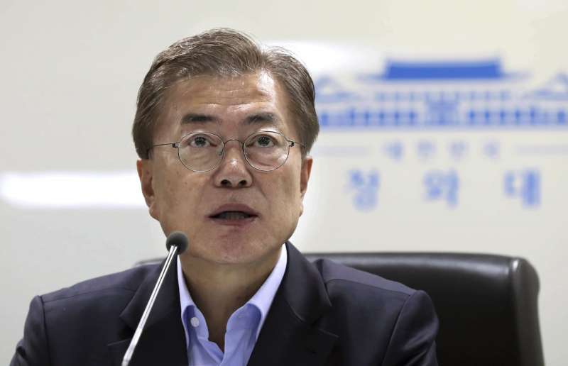 北韓5月14日再度試射彈道飛彈,南韓總統文在寅在青瓦台首次召開國家安全保障會議。(AP) 北韓5月14日再度試射彈道飛彈,南韓總統文在寅在青瓦台首次召開國家安全保障會議。(AP)