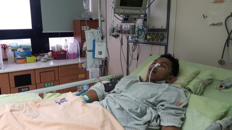 22歲的印尼籍船員小瓦（化名）因心肌病變的緣故導致休克及呼吸衰竭。（圖／高雄市海洋局提供)