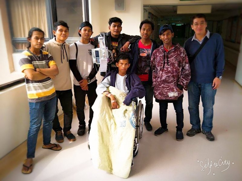 在高雄醫學大學附設中和紀念醫院的醫護人員細心照護下，小瓦重獲新生！（圖／高雄市海洋局提供)