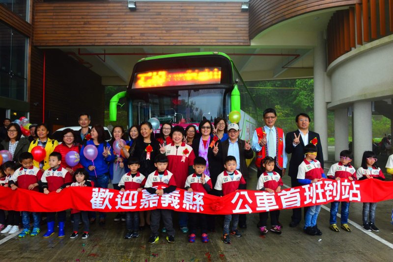 迎接搭乘首班大眾運輸抵達阿里山轉運站之遊客。〔圖／嘉義林管處提供〕