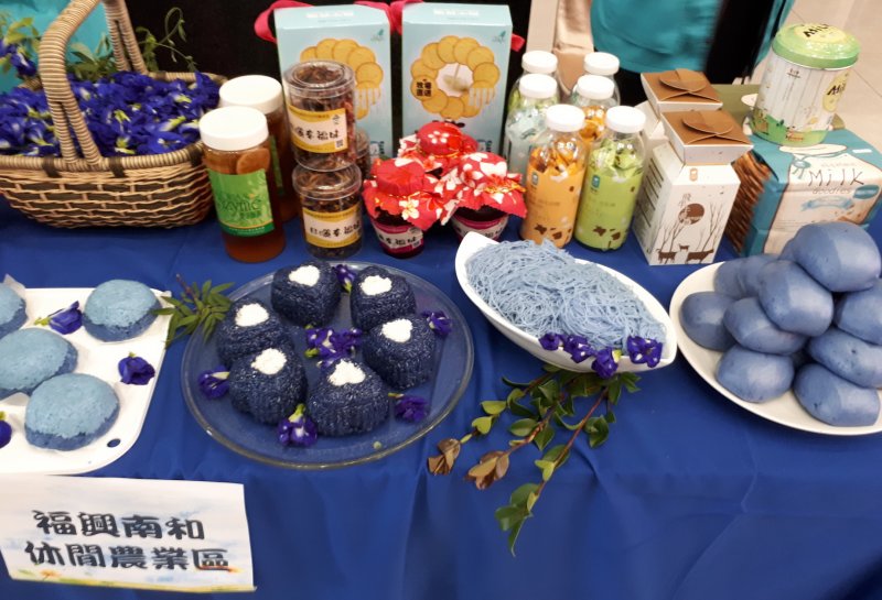 福興南和休閒農業區研發的蝶豆花系列產品，賣相好又吸睛（圖／許占鳳）