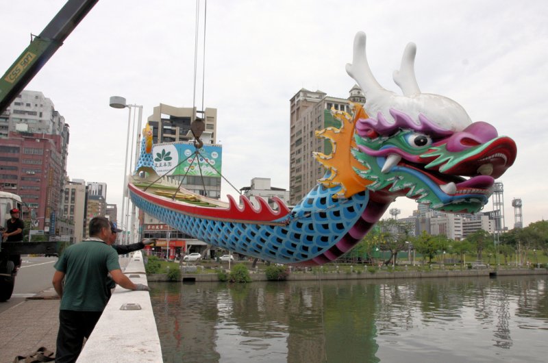 高雄市體育處17日進行龍舟吊掛與整備作業。