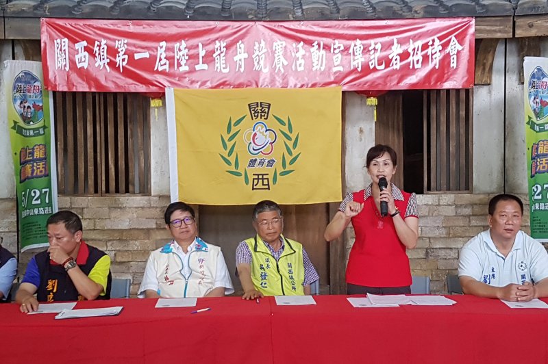 新竹縣關西鎮體育會理事長王思云廣邀鄉親們踴躍參與陸上龍舟趣味競賽。（圖／方詠騰）