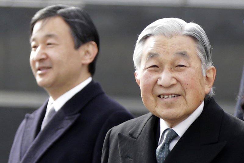 德仁親王(左)與父親明仁天皇(右)。(美聯社) 德仁親王(左)與父親明仁天皇(右)。(美聯社)