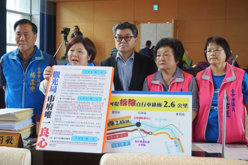 楊正中、顏莉敏、李中（左起）等議員批評東豐快速道路新方案，拆除部分東豐綠廊自行車道，一意孤行。（圖／諸葛志一攝）