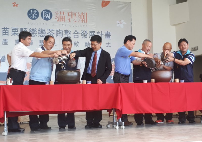 縣長徐耀昌等人重現大唐遺風「碗泡茶」。（許占鳳攝）