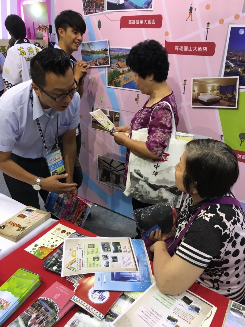 民眾參觀原民會攤位。（圖／高雄市原民會提供）