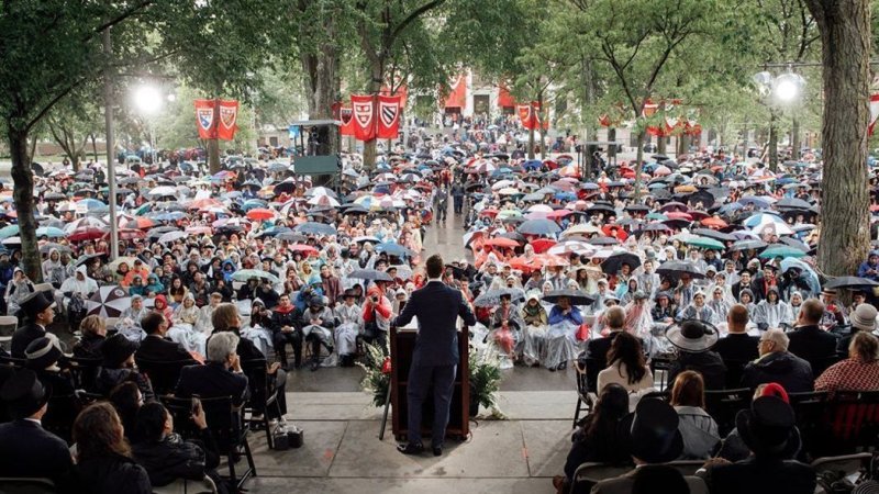 哈佛畢業生們冒雨聆聽祖克柏的演說,並在結束後起立給予熱烈的掌聲。(圖/擷取自MARK ZUCKERBERG的臉書專頁) 哈佛畢業生們冒雨聆聽祖克柏的演說,並在結束後起立給予熱烈的掌聲。(圖/擷取自MARK ZUCKERBERG的臉書專頁)