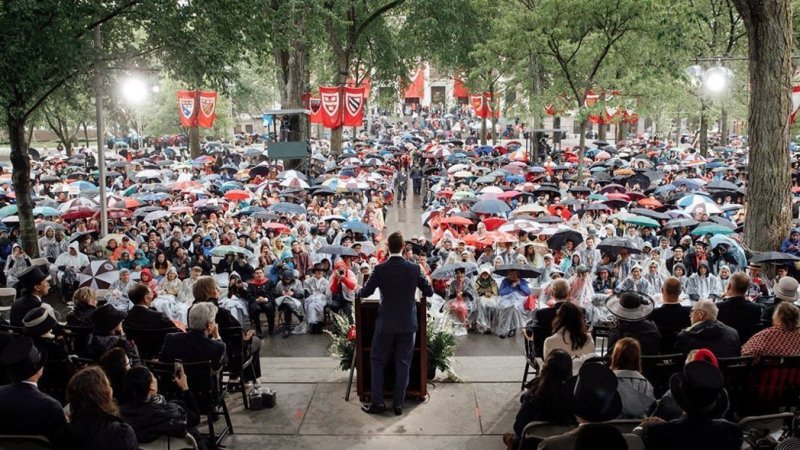 哈佛畢業生們冒雨聆聽祖克柏的演說，並在結束後起立給予熱烈的掌聲。（圖／擷取自MARK ZUCKERBERG的臉書專頁）