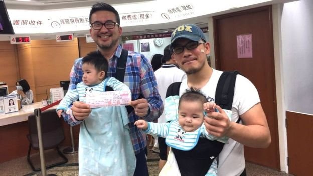 台灣同志Jay Lin和同性伴侶撫養一對雙胞胎兒子。Jay是兩個孩子的親生父親,卵子由他人捐獻,孩子由代孕母親在美生下。(BBC中文網) 台灣同志Jay Lin和同性伴侶撫養一對雙胞胎兒子。Jay是兩個孩子的親生父親,卵子由他人捐獻,孩子由代孕母親在美生下。(BBC中文網)