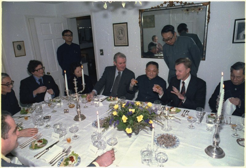 1979年中國領導人鄧小平(左3)訪美,白宮國家安全顧問布里辛斯基(Zbigniew Brzezinski)設宴款待(Wikipedia / Public Domain) 1979年中國領導人鄧小平(左3)訪美,白宮國家安全顧問布里辛斯基(Zbigniew Brzezinski)設宴款待(Wikipedia / Public Domain)