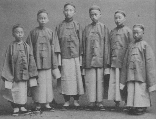 1872年9月，首批到達加利福尼亞州的留美幼童合影。左起：鍾文耀Chung Mun Yew、梁敦彥Liang Tun Yen、不詳、史錦鏞Sze Kin Yung、不詳、牛尚周New Shan Chow。（維基百科）