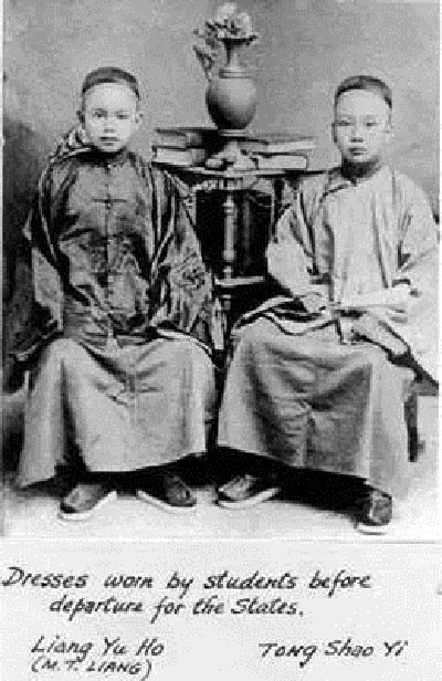 1874年赴美留學前，唐紹儀(右)與梁如浩(左)合照。