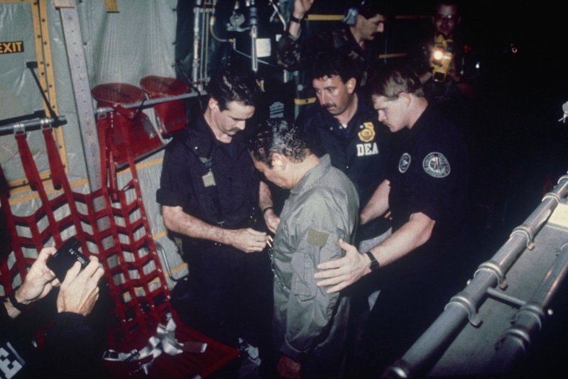 1990年,諾瑞加被美軍逮捕,引渡至佛州受審。巴拿馬(AP) 1990年,諾瑞加被美軍逮捕,引渡至佛州受審。巴拿馬(AP)
