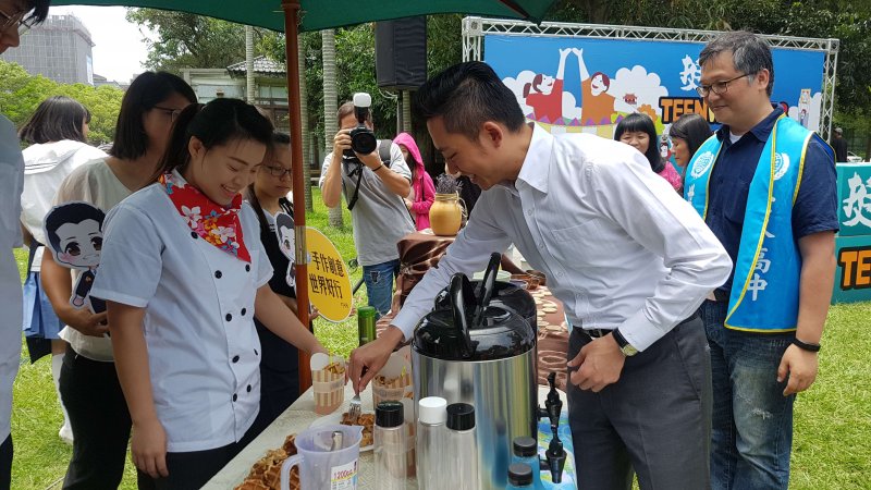 新竹市長林智堅親自品嚐世界高中同學烘焙糕點。（圖／方詠騰攝）