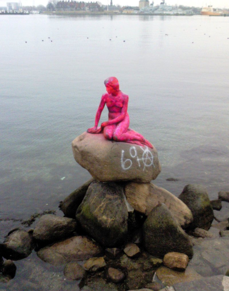 小美人魚像在2007年被噴成粉紅色。(美聯社) 小美人魚像在2007年被噴成粉紅色。(美聯社)
